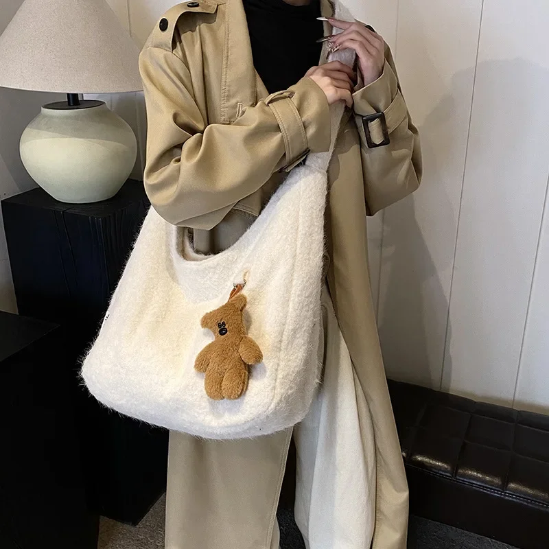 Borsa tote alla moda versatile autunno e inverno Borsa a tracolla di grande capacità con ciondolo orso e temperamento