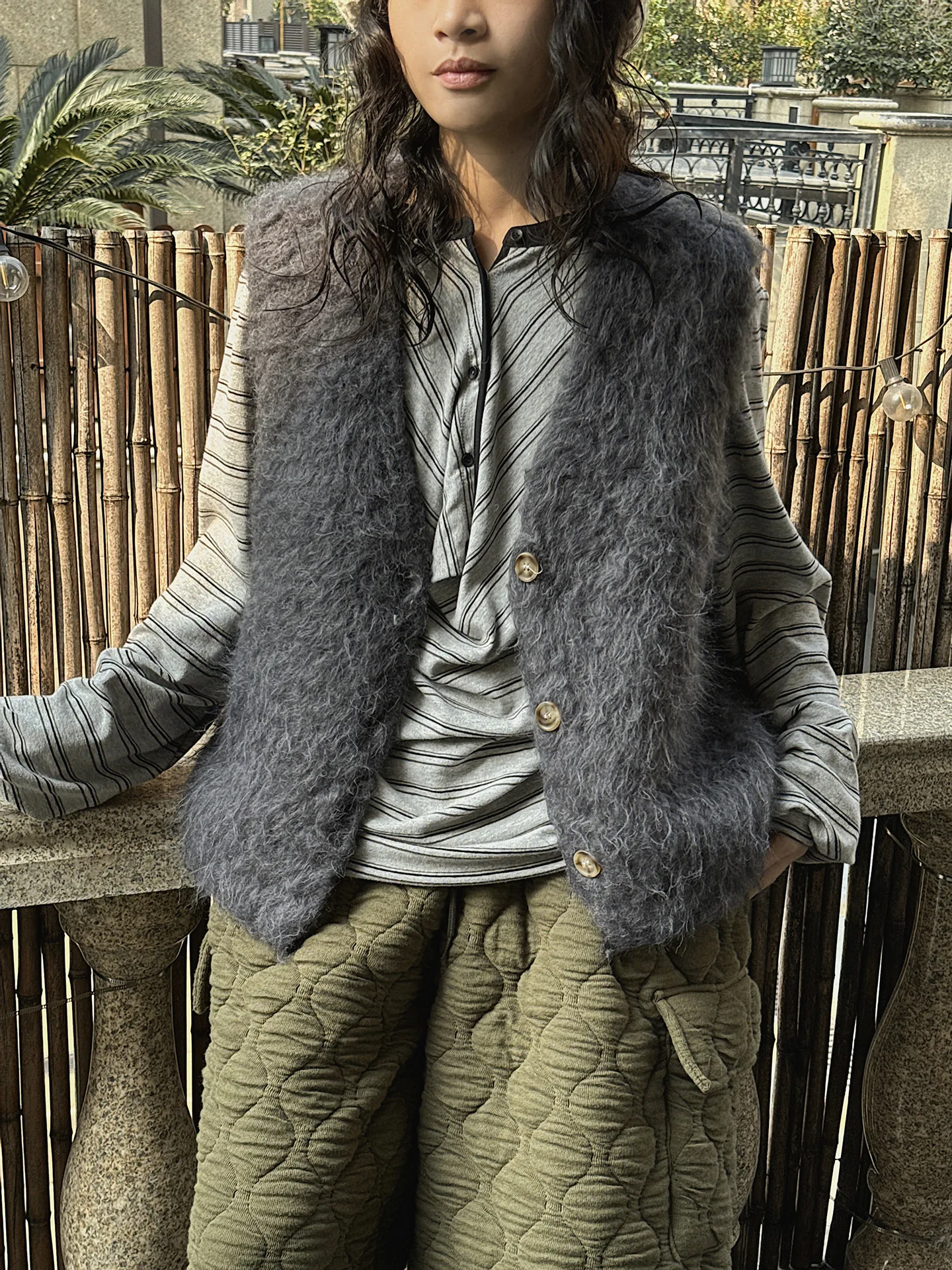 Zimowa, nowa, koreańska wersja, prosta i modna kamizelka z wełny z dekoltem w serek, zapinana na guziki, pluszowa, wyszczuplająca, bez rękawów dla kobiet.