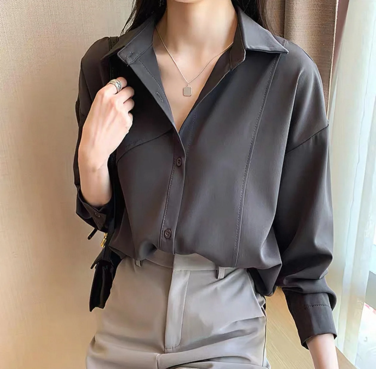 เสื้อเชิ้ตผู้หญิงสไตล์ฝรั่งเศส ผ้าชีฟองเรียบง่าย สไตล์ลำลอง ทรงหลวม ไม่สมมาตร ติดกระดุมแถวเดียว เหมาะสำหรับใส่ทำงานในออฟฟิศ  คอลเลคชั่นฤดูใบไม้ร่วง