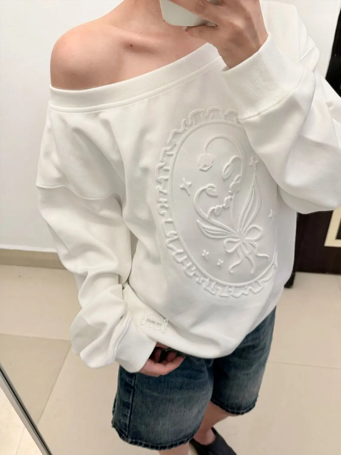 

Gagarich 2025 Korean Lazy Style Relief Flower Bouquet One Shoulder Long Sleeved Sweatshirt Women Autumn New Sweet Sloping Top