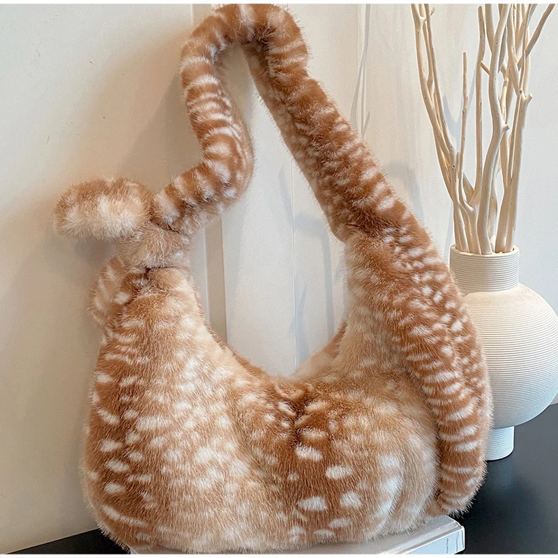 Hobo-Schultertasche mit Hirschmuster und Kunstfell, flauschige Plüsch-Unterarmtasche, weiche, flauschige Handtasche mit Tragegriff, süße, warme Wintertasche. – Detail 2