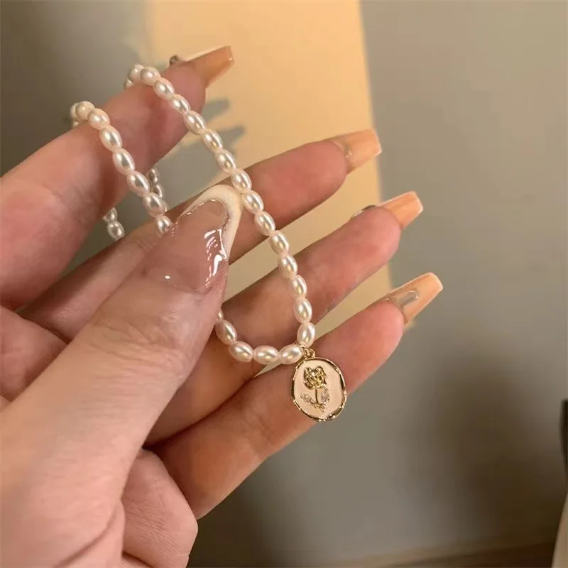 Französische Vintage-Imitation Barock-Perlen-Choker-Halskette mit Vintage-Goldfarbenem Rosenanhänger, Modische Kettenhalskette für Damen-Schmuck – Detail 4