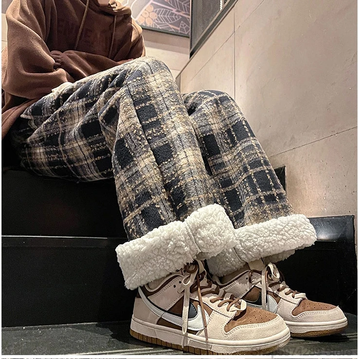 2025 سراويل شتوية دافئة عصرية الرجال منقوشة سراويل تقليدية فضفاضة مستقيم الساق سميكة الدافئة السراويل الطويلة التطهير بنطلون للرجال أحمر/أسود