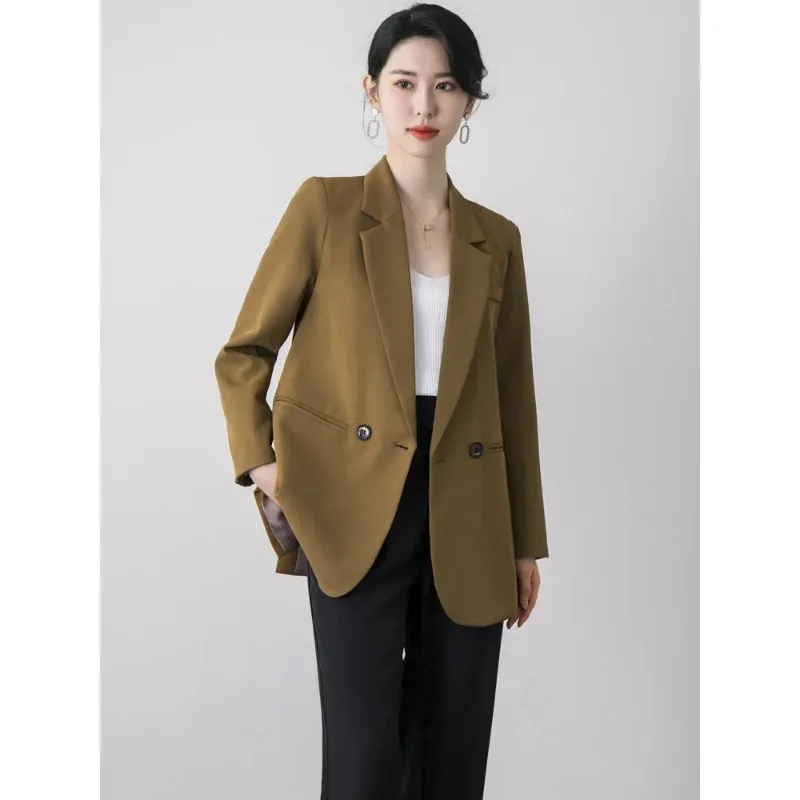 Damska czarna marynarka z rozcięciem z tyłu, zapinana na guziki, z mankietami, dopasowany krój, elegancka, formalna, stylowa kurtka do biura.