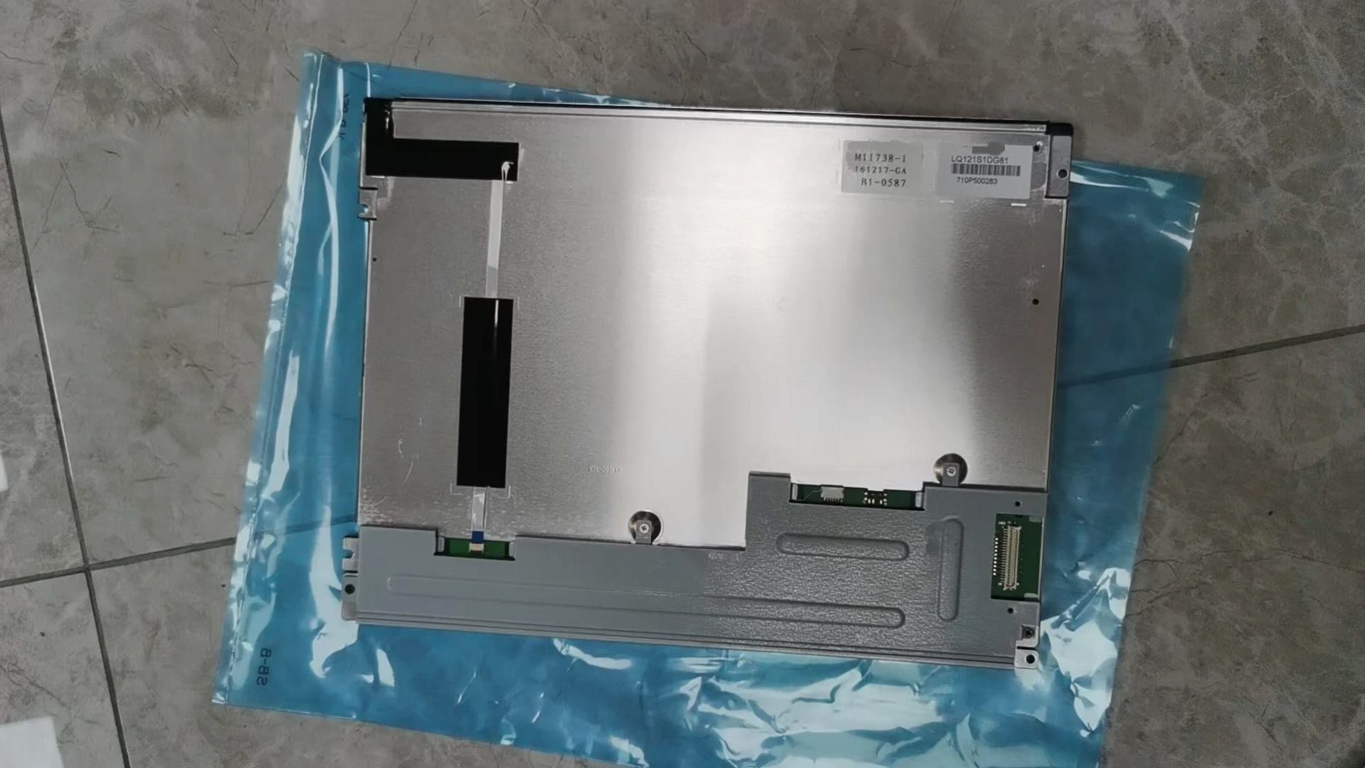 Layar LCD tersedia LQ121S1DG81