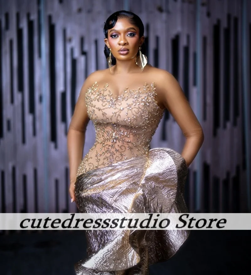 ชุดราตรีสีเงินทรงเมอร์เมดสุดหรู ประดับด้วยลูกปัดอย่างประณีต ชุดราตรีคอซีทรูสำหรับงานแต่งงาน ปี 2025 รับตัดตามสั่ง