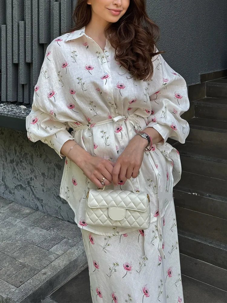 

Новый комплект из двух предметов с цветочным принтом: рубашка с лацканами на пуговицах и юбка-миди. Элегантный женский костюм для весеннего отдыха и праздников.