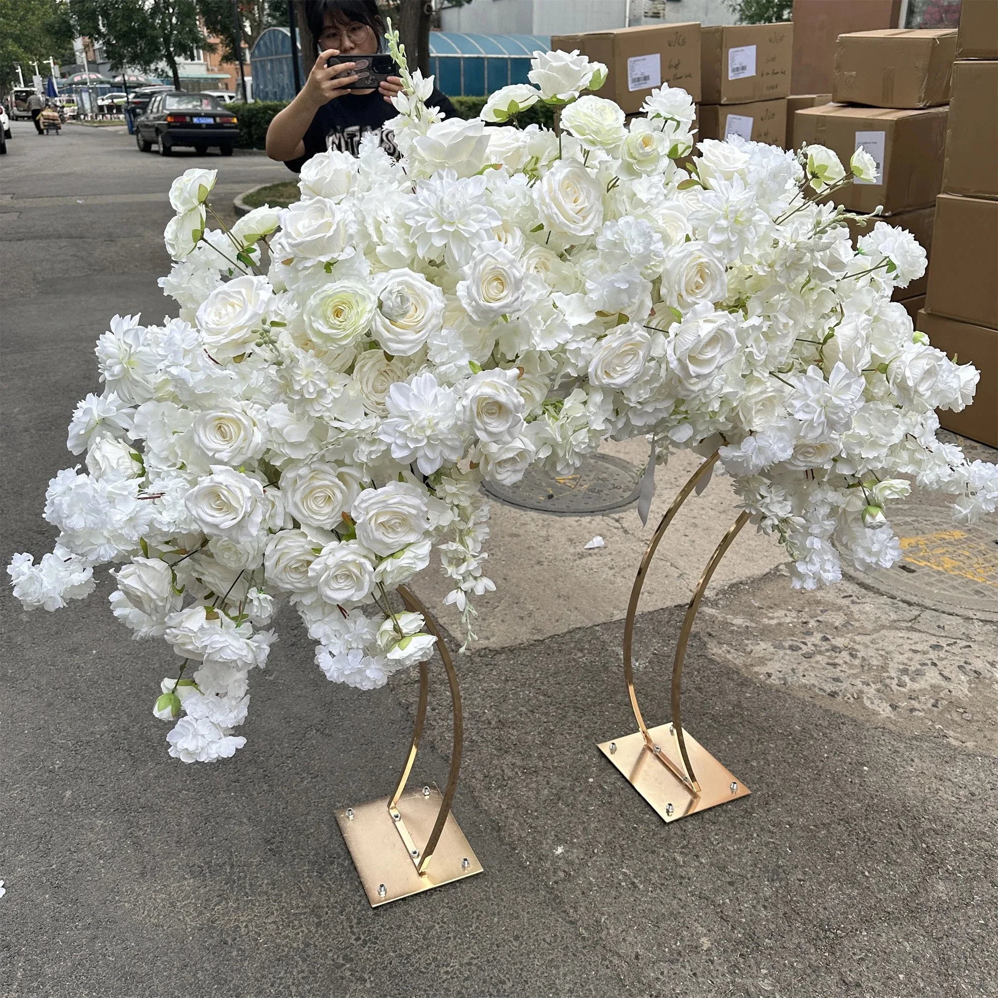 RC-2616 Gold Plated Arch Stand With White Floral Arrangement Wedding Table Centerpiece Decoration