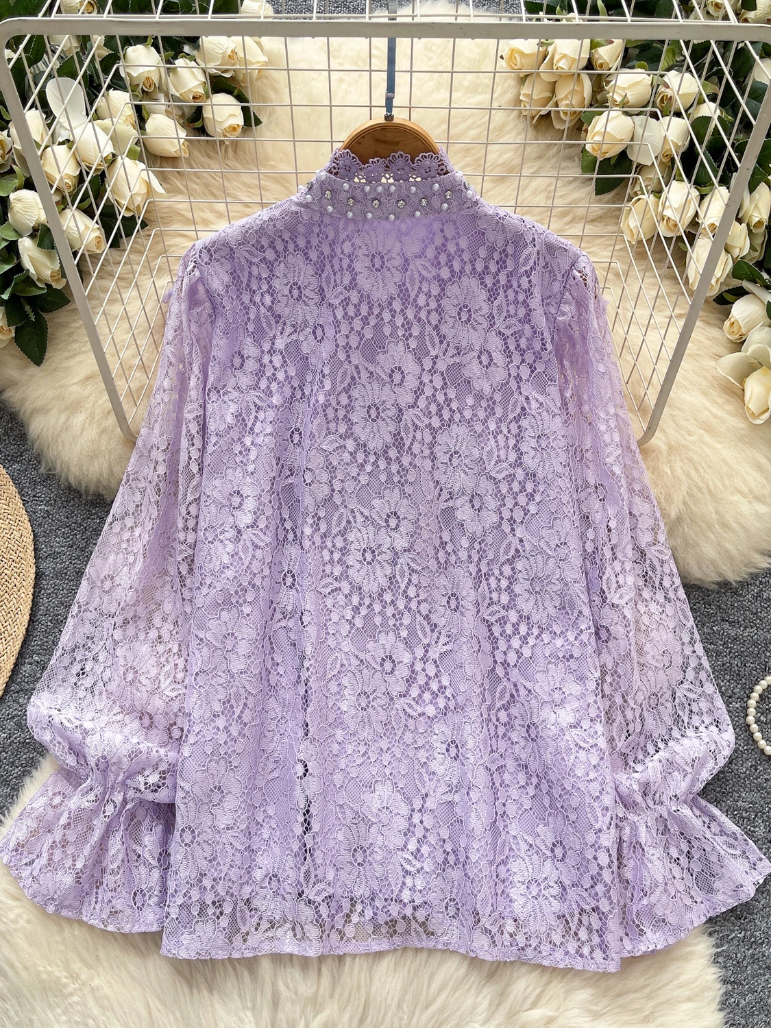 بلوزة نسائية بأكمام طويلة مزينة بأسلوب ريترو، تصميم نحيف بزر واحد وحواف من الدانتيل، قصة فضفاضة على الطراز الكوري