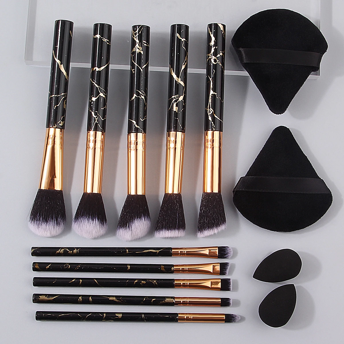 14本のソフトメイクブラシセットには、大理石模様のメイクブラシセット、三角形のパウダーパフ、ミニスポンジエッグが含まれています。