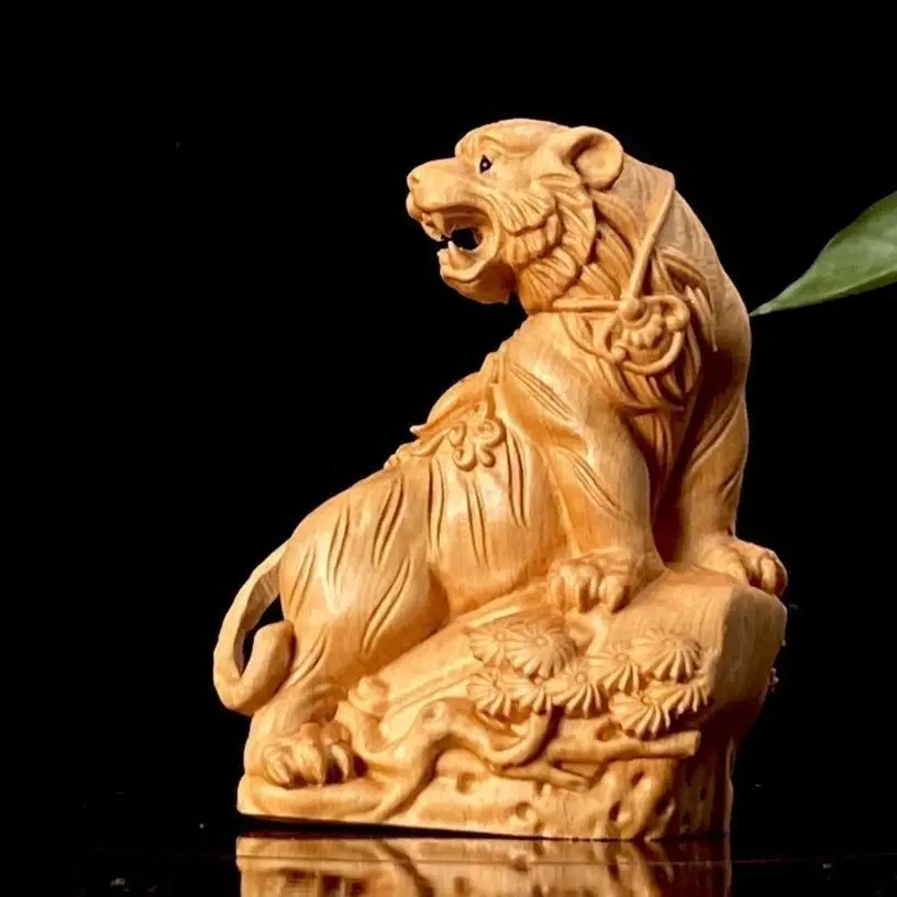 Solid Wood Carving Mountain Tiger Ornament, Hand‑made Mini Zodiac Craft, Traditional Chinese Tabletop Home Decoration Present