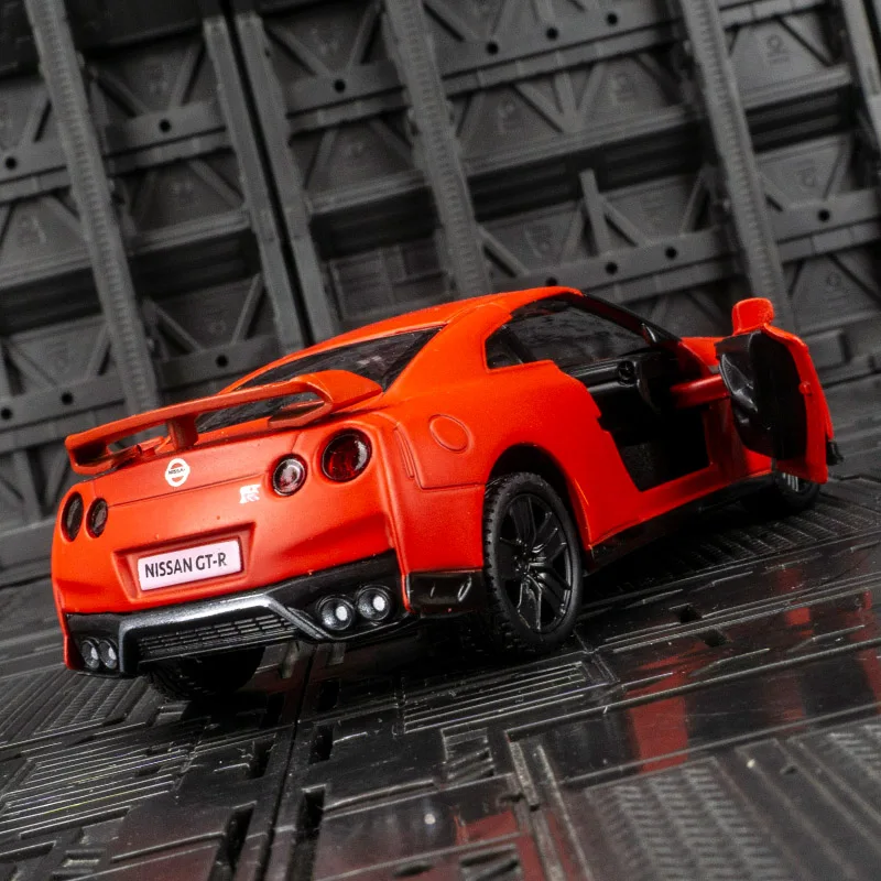 

1:36 Nissan GTR alloy car model ornaments pull back super run children's toys double doors with rich details, fine workmanship