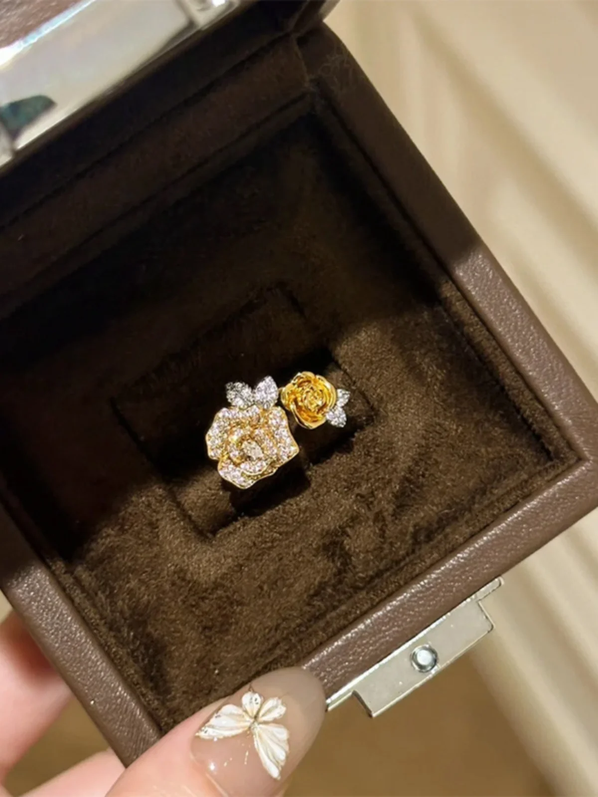 

Модное новое кольцо в китайском стиле с двойной розой для женщин, роскошное минималистичное кольцо-фингер с ощущением высокого класса, ювелирное украшение