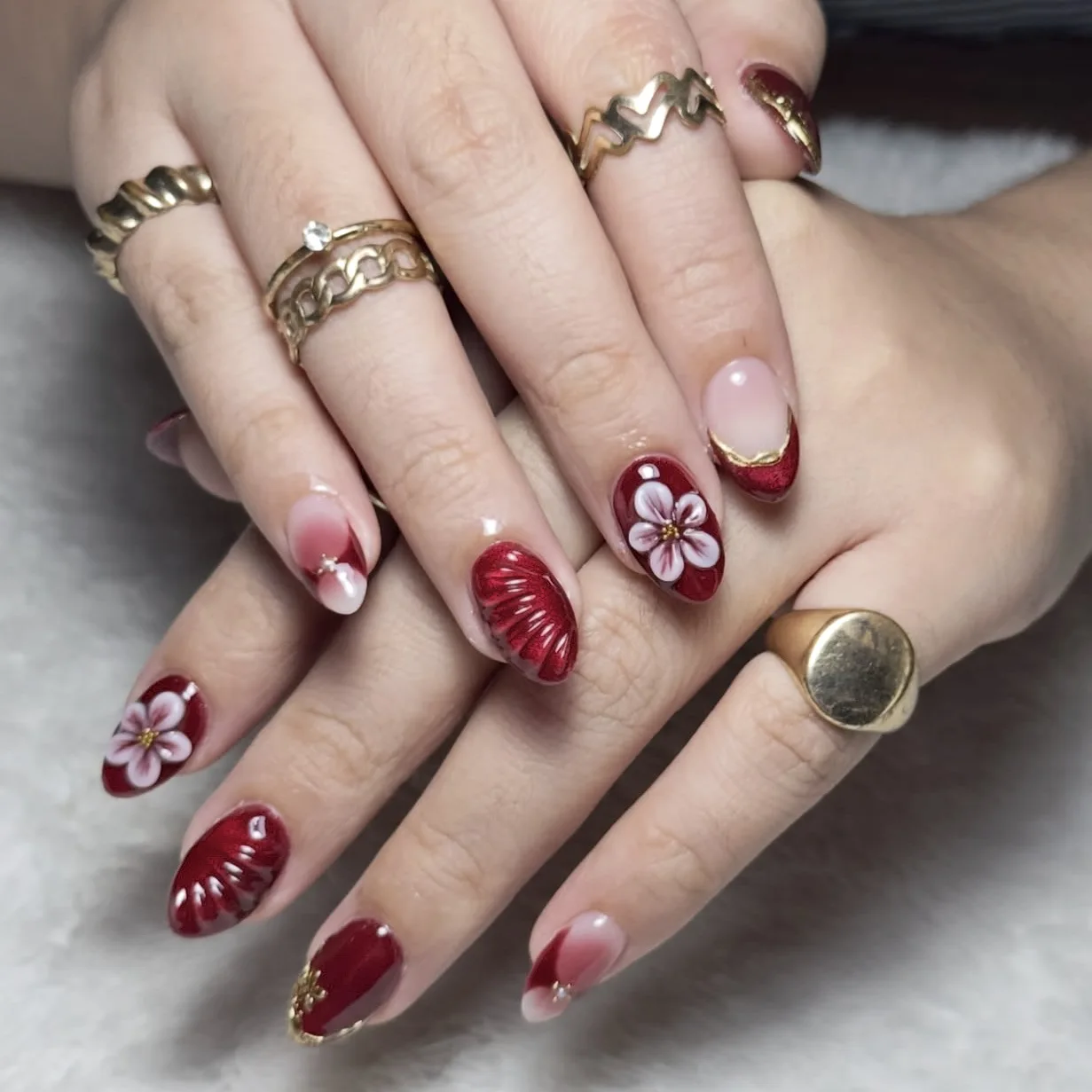 

24Pcs Short Round Head Fake Nails Press on French 3D Flower Golden Line False Nails Red Smudge Detachable Full Cover Nails Tips