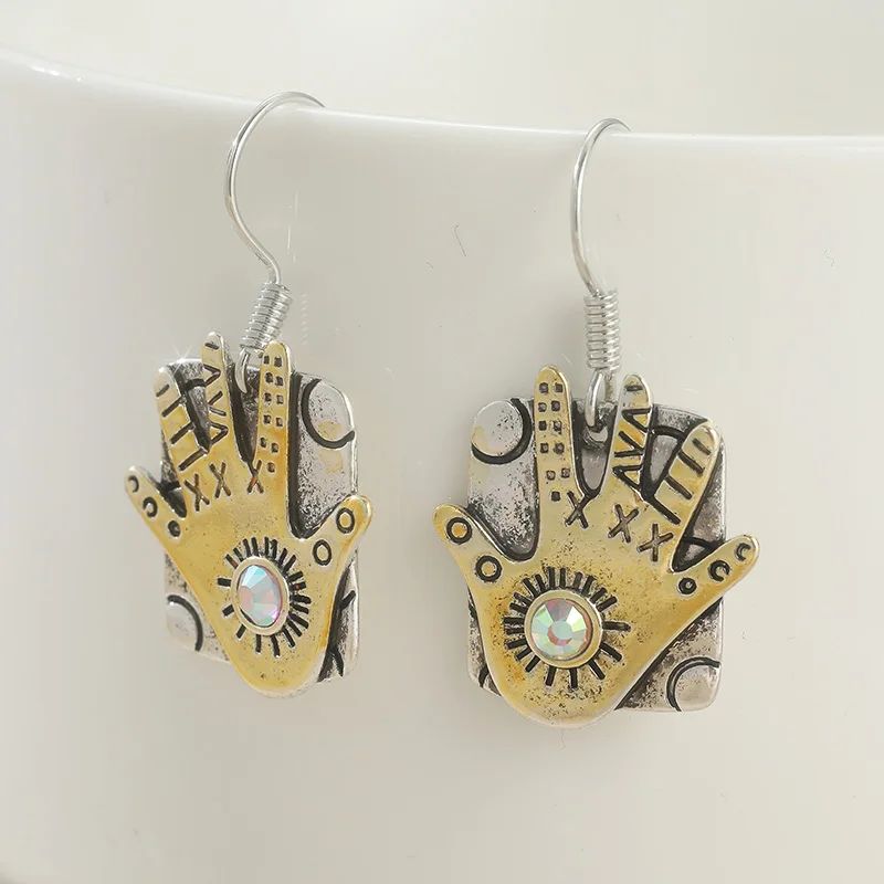 Handgeformte Ohrhänger in goldener Farbe mit synthetischem Zirkonia-Tropfen, eleganter Schmuck für Frauen, künstlerischer Ohrring im Vintage-Stil