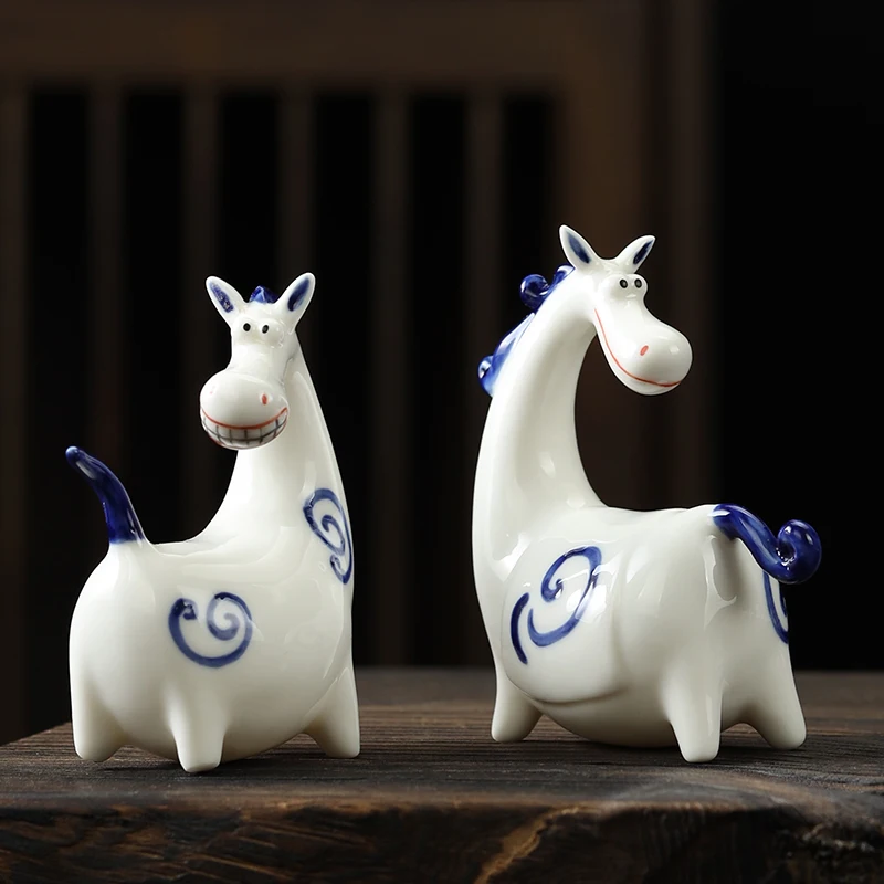 

Креативная керамическая белая лошадь, настольное украшение для дома, статуя, современное изысканное ремесло