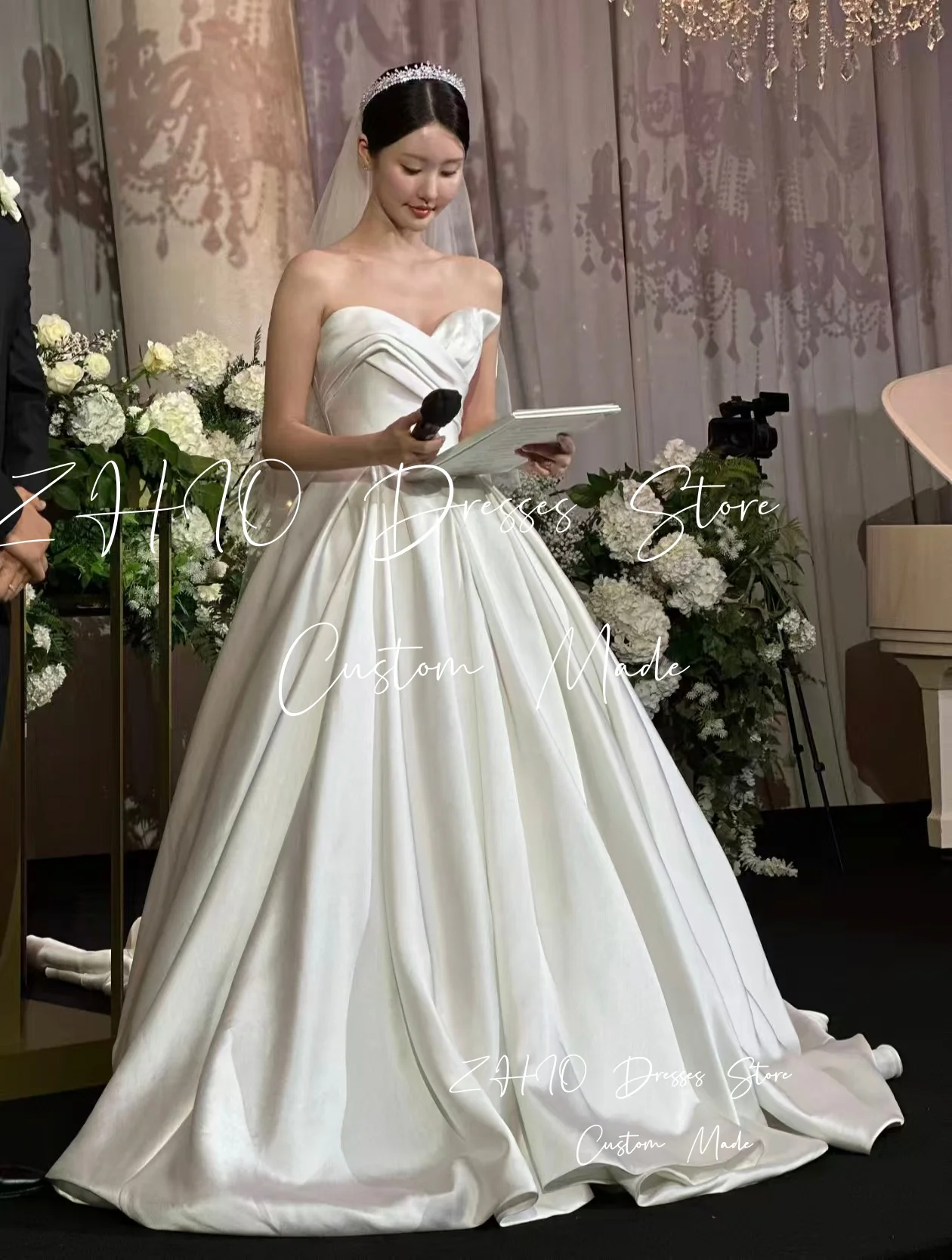 Elegancka suknia ślubna ZHIO, dekolt w serduszko, fason litery A, tren zamiatający, kolor ecru, tafta, styl koreański, sesja zdjęciowa, suknia na przyjęcie weselne, szyta na miarę 웨딩드레스