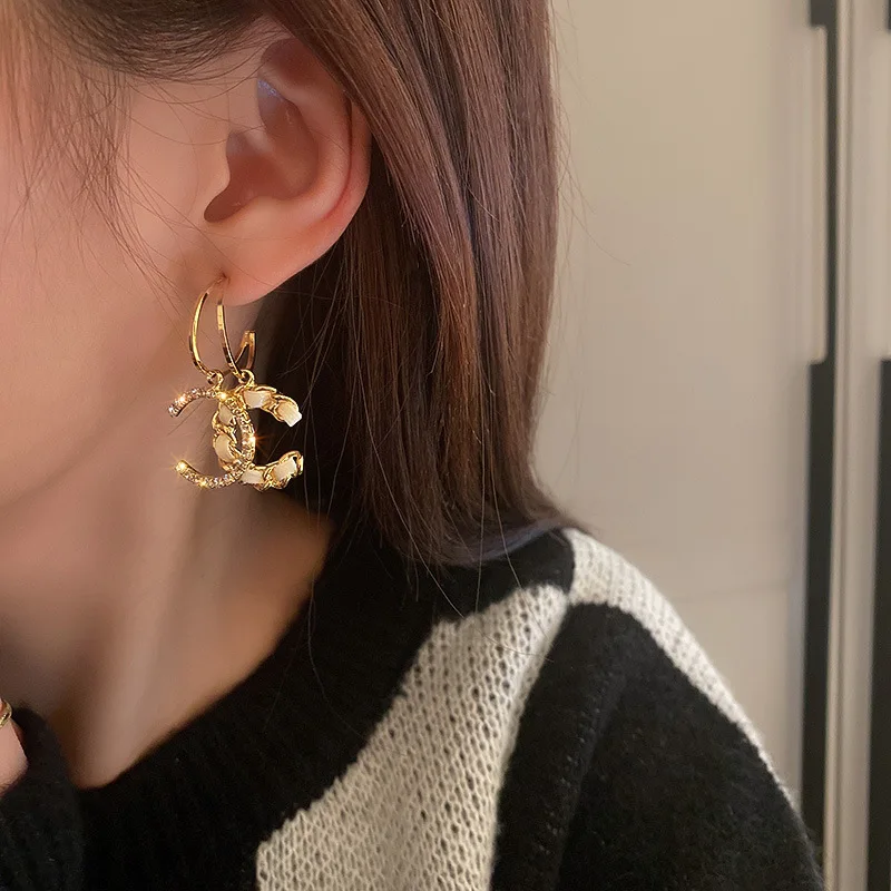 أقراط لؤلؤ طويلة للنساء ، محاكاة عصرية ، لؤلؤ مستدير أبيض ، أحمر ، أسود ، مجوهرات كورية ، أزياء