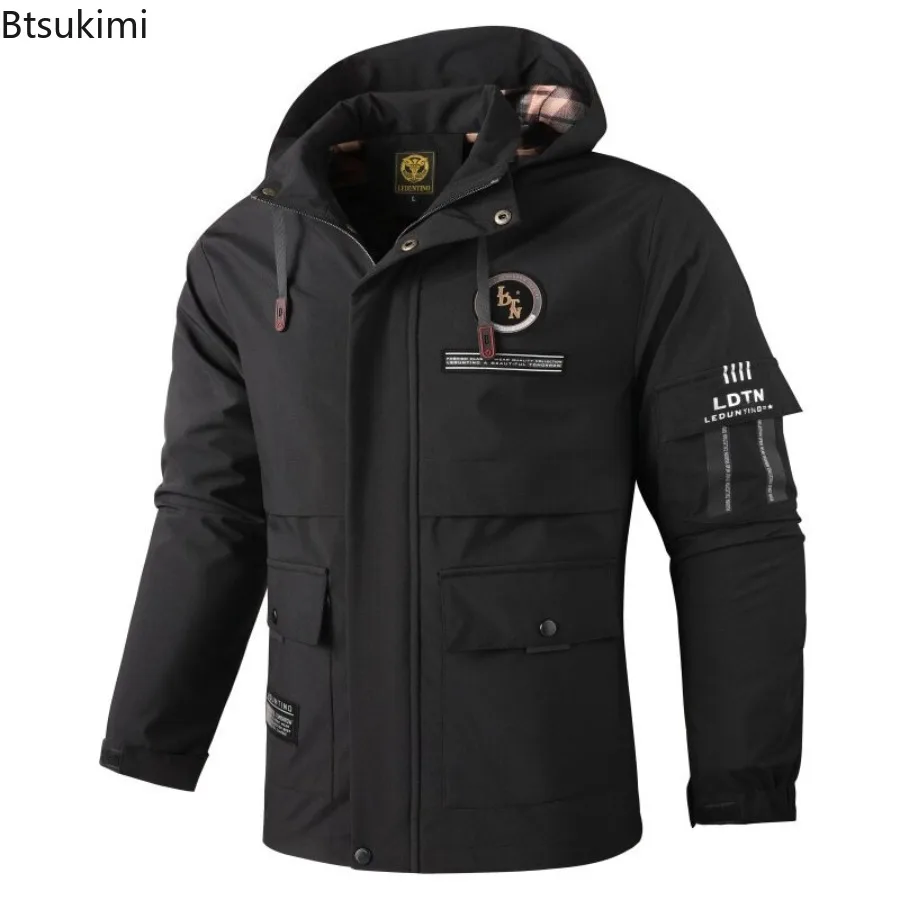 سترة شتوية للرجال بغطاء للرأس مقاومة للرياح غطاء محرك السيارة قابل للإزالة شارات متعددة مطرزة سميكة دافئة مبطنة سترة خارجية غير رسمية