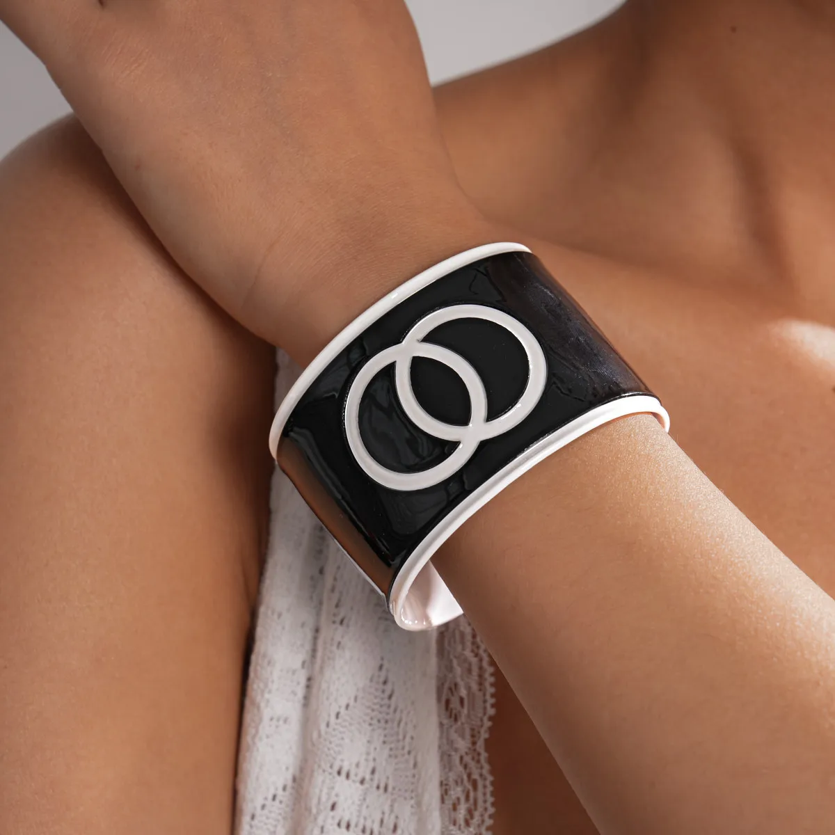2026 Newest Classic Black And White Enamel Wide Cuff Bangle Double Ring Design Handband Paris Fashion Adjustable Adult Bracelet