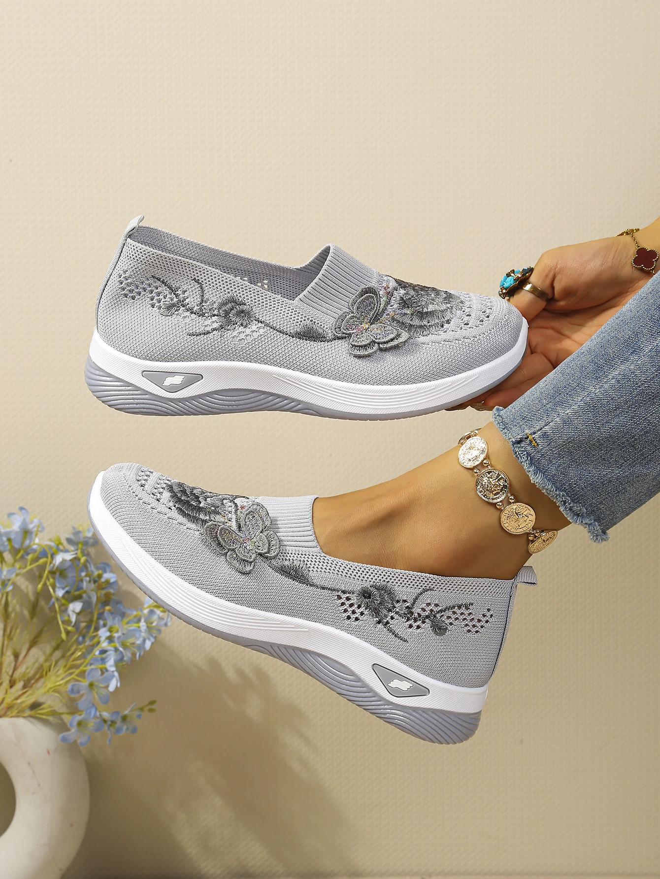 Weiche Damen-Sandalen mit geschlossener Zehenpartie, Blumenstickerei, hohles Netzgewebe, zum Hineinschlüpfen, Keilabsatz, ultraleicht, für den täglichen Spaziergang, Damenschuhe – Detail 14