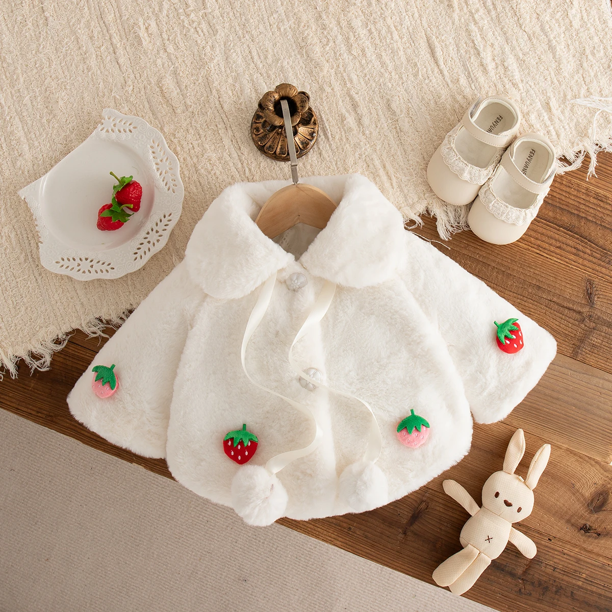 Dziewczęca odzież zimowa Zimowy płaszczyk dziewczęcy ocieplany futrem jagnięcym z motywem truskawek Urocza odzież wierzchnia dla niemowląt z kołnierzykiem