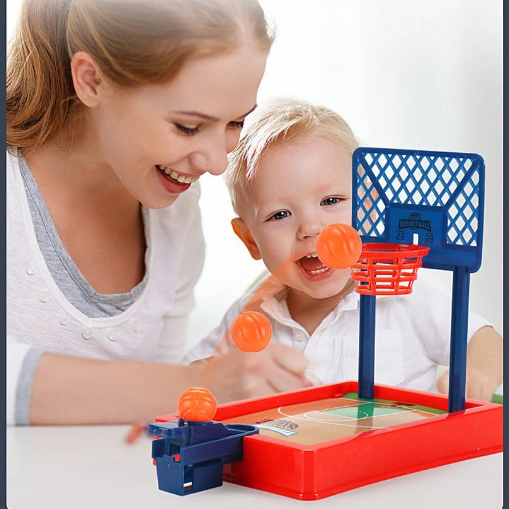 لعبة كرة السلة. مجموعة ألعاب صغيرة محمولة للسفر أو المكتب للاستخدام الداخلي أو الخارجي. لعبة أو هدية رياضية ممتعة