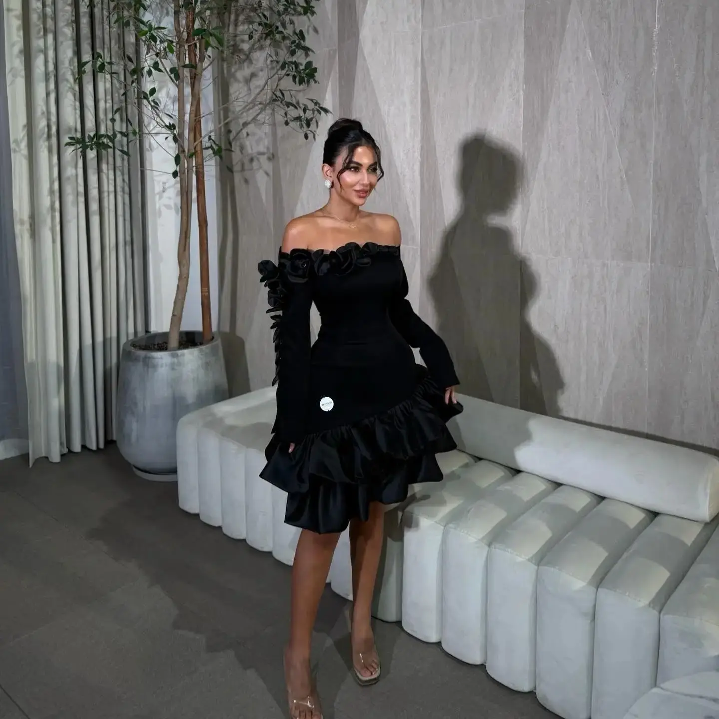 فساتين سهرة سوداء على شكل حرف A مزينة بالزهور مكشوفة الكتف وأكمام طويلة من فيستدو دي فييستا فستان قصير للحفلات الراقصة #1