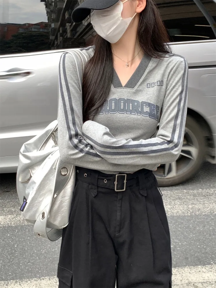 Camisetas recortadas con estampado de letras para Mujer, camisetas de algodón ajustadas y elegantes de manga larga con cuello en V, Tops a rayas laterales a la moda coreana para Mujer
