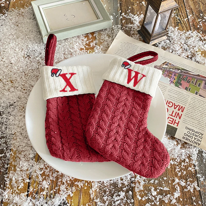 Grün/Rote Weihnachtsstrümpfe, gestrickte Weihnachtssocken 2026, Weihnachtsfeier-Dekoration, A-Z Buchstaben-Stricksocken, Navidad Neujahr 2027 – Detail 4