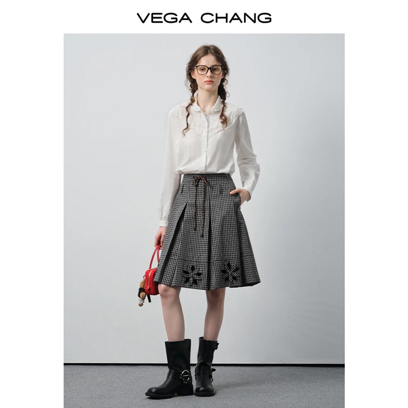 เสื้อเชิ้ตผู้หญิง Vega Chang รุ่นใหม่สำหรับฤดูใบไม้ร่วง ตกแต่งด้วยผ้าลูกไม้และดีไซน์เว้า แขนยาว ติดกระดุมแถวเดียว