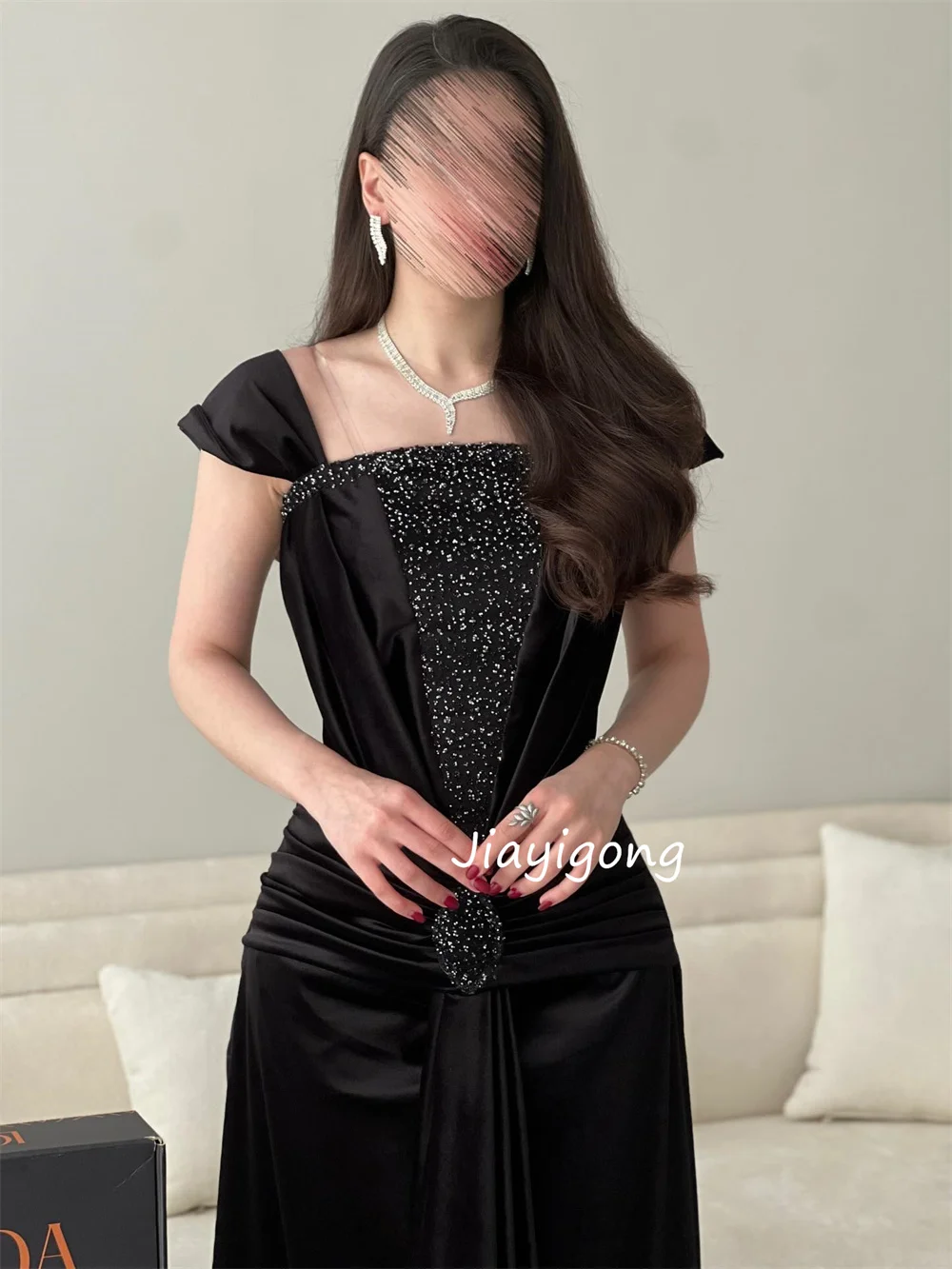 Abiti da sera lunghi personalizzati di alta qualità Charmeuse con pieghe e paillettes A-line con scollo quadrato di lusso 2025 in stile cinese