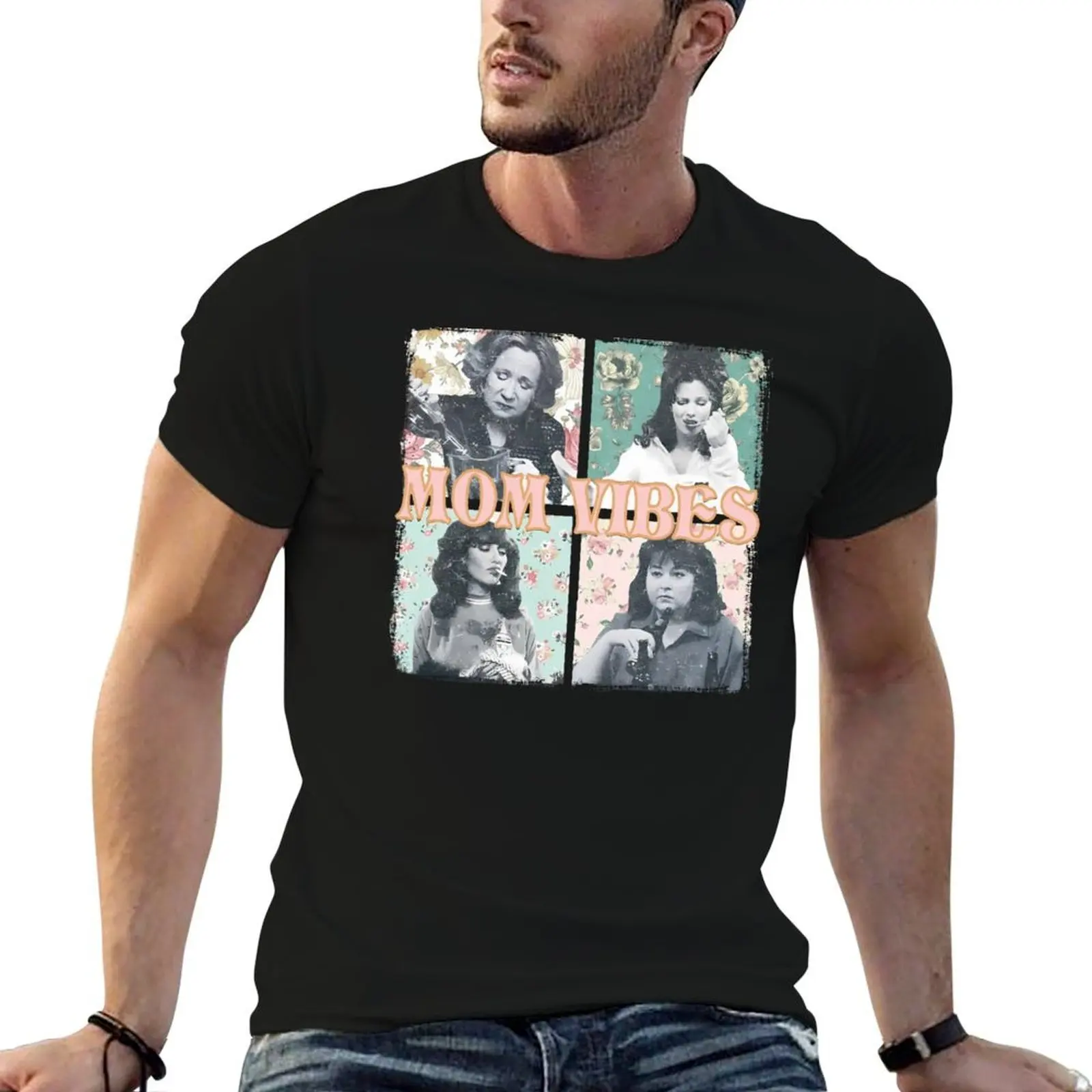 Camiseta masculina casual com estampa de show dos anos 70, tema 'Mom Vibes', 'Sitcom Mom Cool', 'Mother's Vibes' e 'Dia das Mães'.
