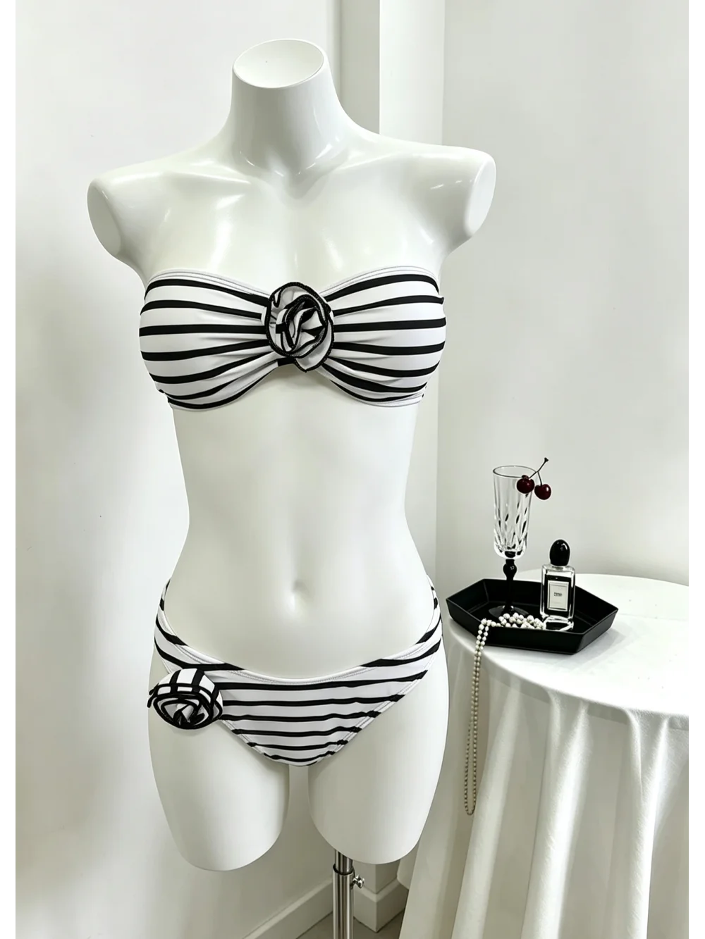 2026 New Summer Retro Three Dimensional Flower Stripe Two Piece Set with strapless Hot Girl Bikini Leisure Resort Pool Party ins