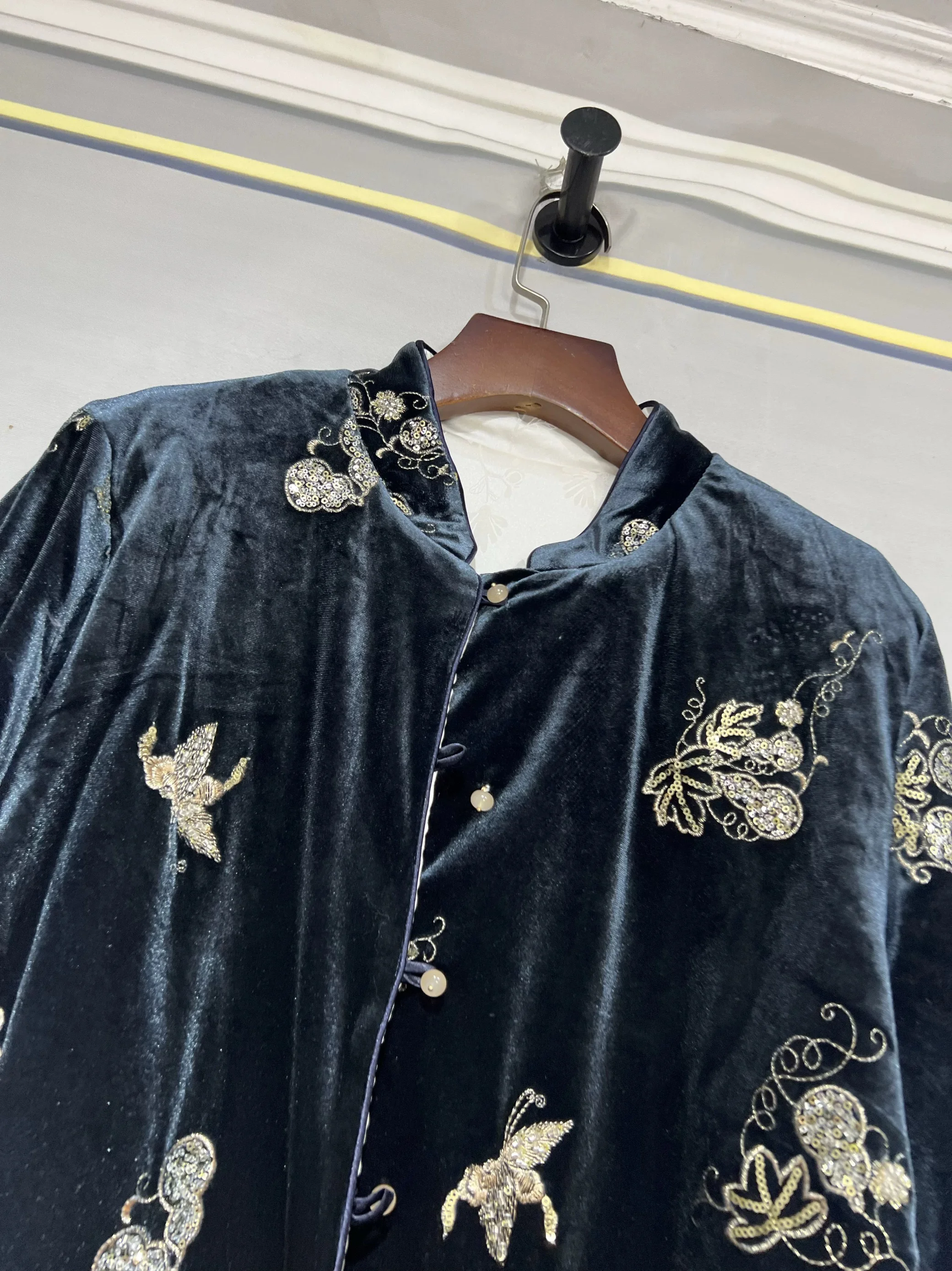 

New Chinese Sle Stand Collar Embroidered Sequin Jaet Women's Faion Top Button Closure Autumn 2024 Collection