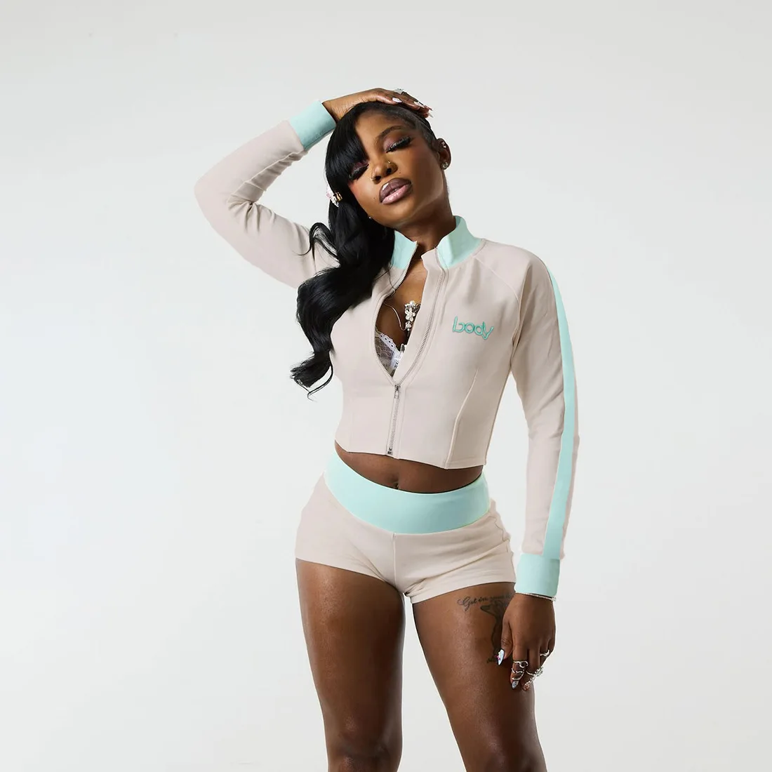 

Новинка осени 2024, женская мода, воротник-стойка, цветной блок, вышивка букв, молния, спортивные шорты, комплект