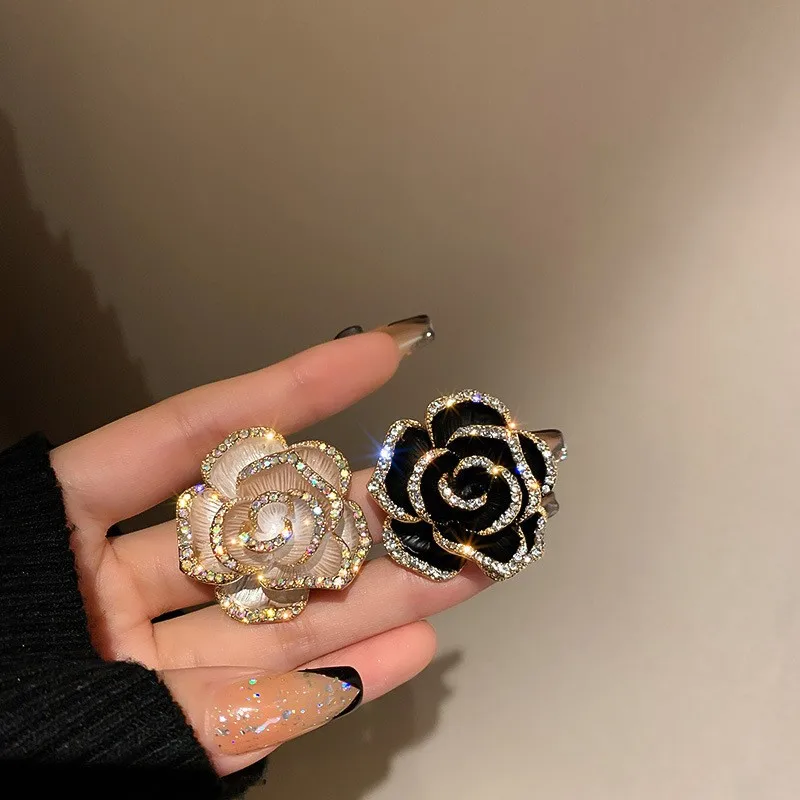 Temperament Camellia brooch, high-end women's exquisite black French chest flower, feeling suit pin accessories