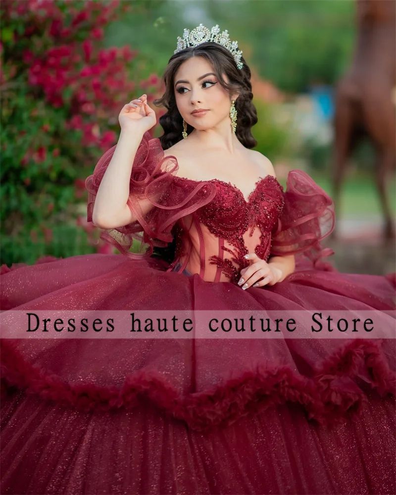 Brilhante borgonha tule frisado quinceanera vestido de baile 2025 mexicano babados fora do ombro doce 16 vestido espartilho personalizado