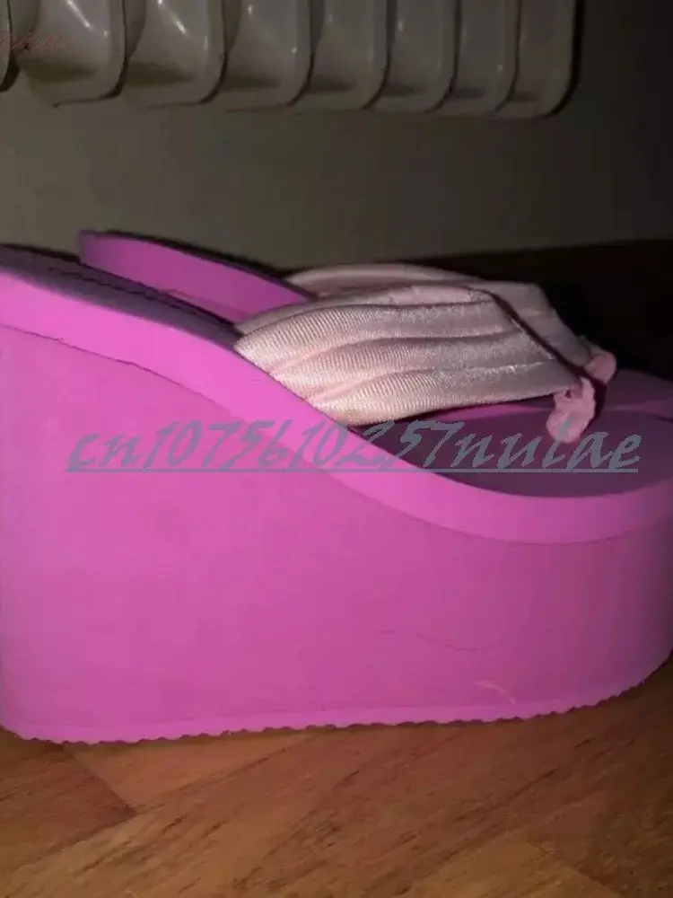 Rozerode en zwarte slippers met plateauzool, hoge hak, sexy dames schoenen, zomer 2026, vakantie stijl. - afbeelding 2