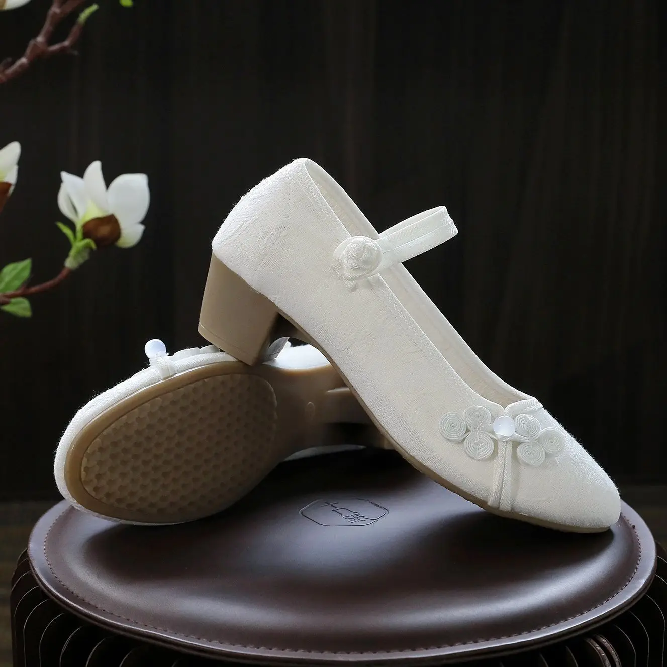 2026 Women's White Beige Gray Flower Decor Mary Jane Block Heel Shoes Casual Oriental Style Pumps Chinese Hanfu Shoes Q-218