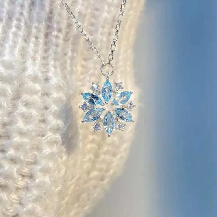 New Sparkling Diamond Sky Blue Snowflake Necklace for Women's Light Luxury and Popular Design Full Diamond Necklace Gift