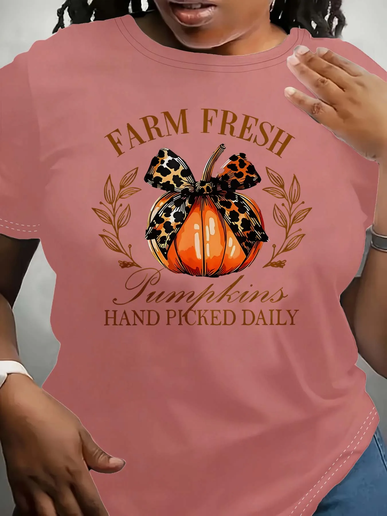 Motivo di zucca fresca da fattoria elegante di grandi dimensioni con abbigliamento di eleganza quotidiana raccolto a mano