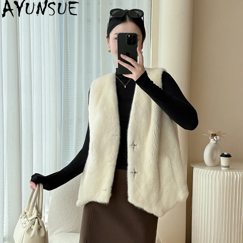 سترة من فرو المنك الطبيعي من AYUNSUE للسيدات برقبة على شكل حرف v بدون أكمام سترات شتوية من الفرو الحقيقي لملابس النساء جودة عالية 2025 Abrigo Mujer