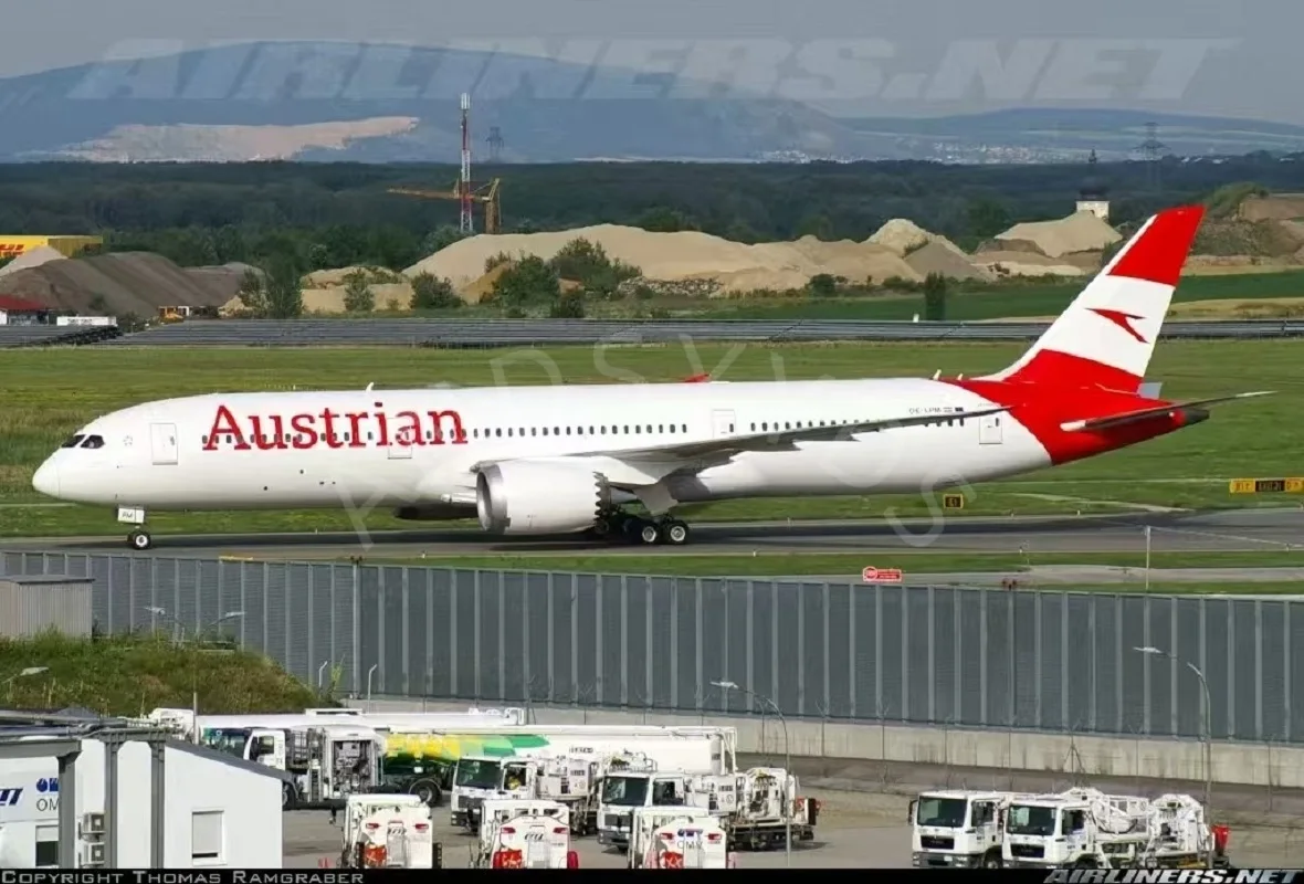 

47CM Model Aircraft 787 Austrian Airlines B787 Resin Miniature Home Decoration Airplane Model With Wheel Landing Gear Collected
