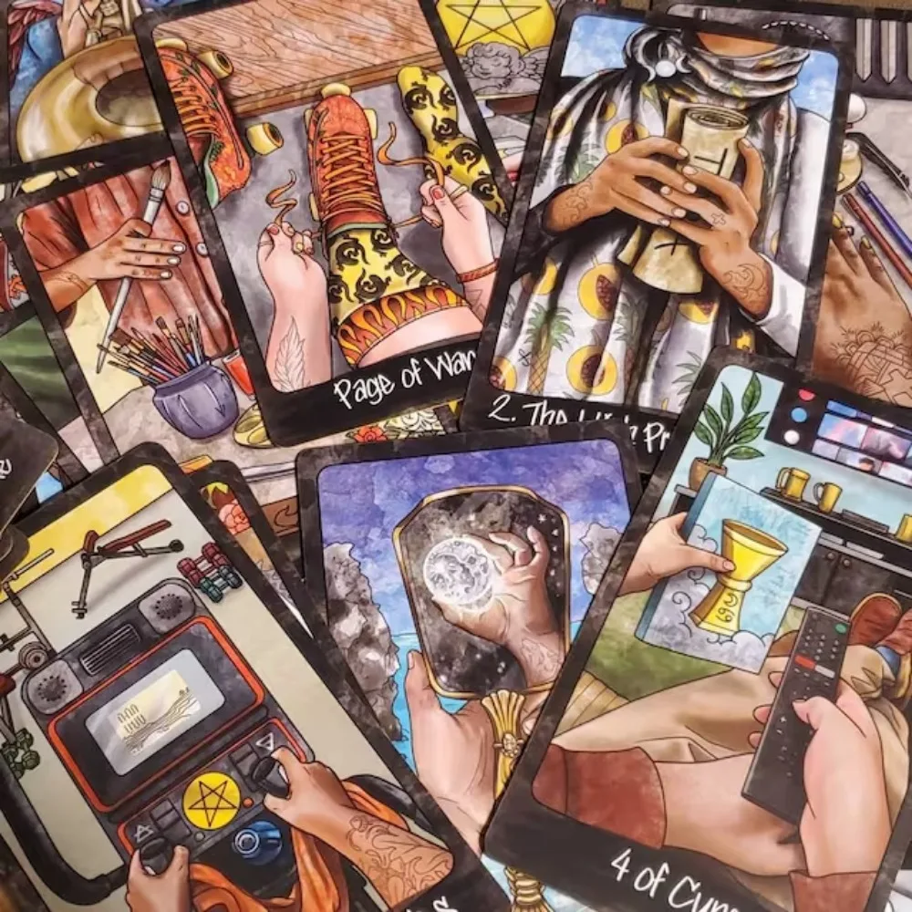 78 cartas de Tarot de 10,3x6cm fuera de mano que te animan a disfrutar del Tarot a través de las relaciones diarias y escenarios