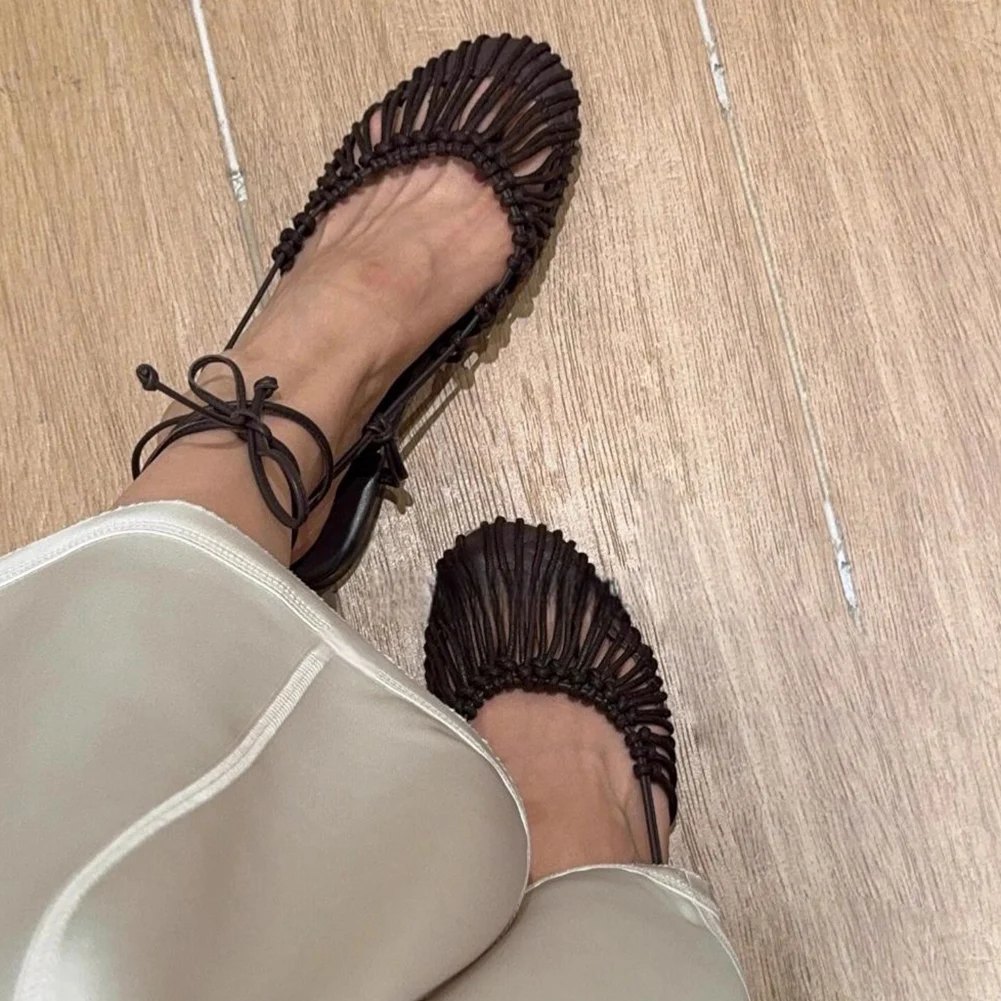 

Тканые полые модные сандалии на плоской подошве для женщин, сандалии с круглым носком, сандалии с закрытым носком, летняя римская обувь для отпуска