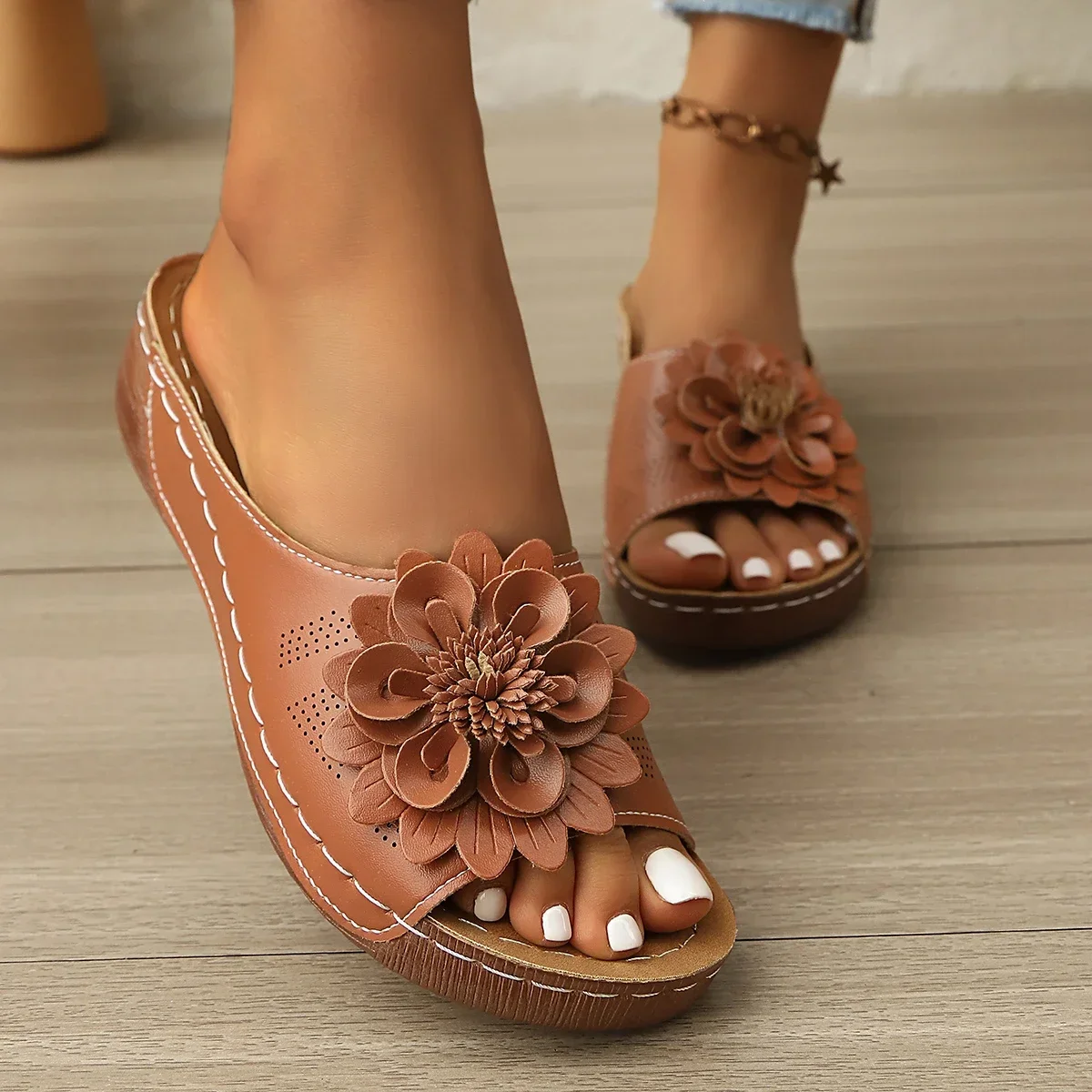 Damen Keilabsatz-Sandalen mit Blumendekor, offener Zehenbereich, Kunstleder, hohle Ausführung, zum Hineinschlüpfen, dicke Sohle, sommerliche, lässige Strand-Mules. – Detail 1