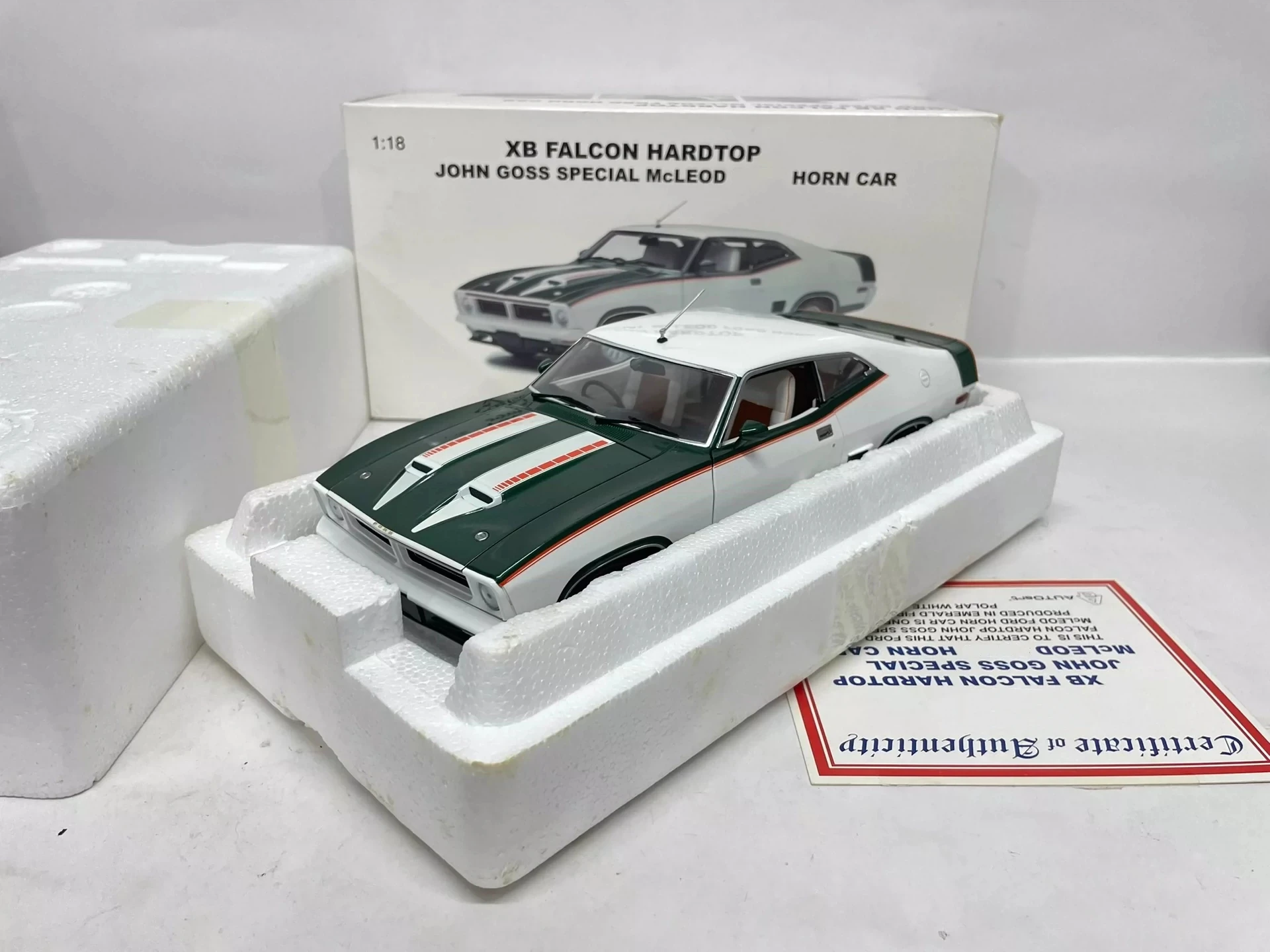 

Autoart 1:18 XB Falcon Hardtop John Simulation Limited Edition All Open Alloy Metal Static Car Model Toy Gift