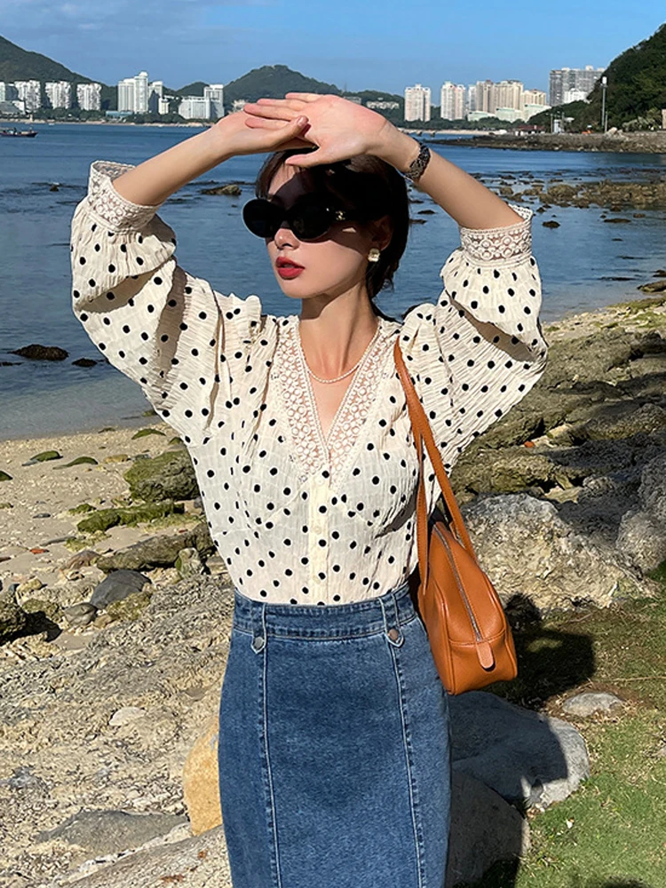 Frühling Neue Frauen Spitze V-ausschnitt Polka Dot Hemd Klassische Mädchen Stil Mode Alle-Spiel Frische Strand Urlaub Weibliche Lange hülse Tops