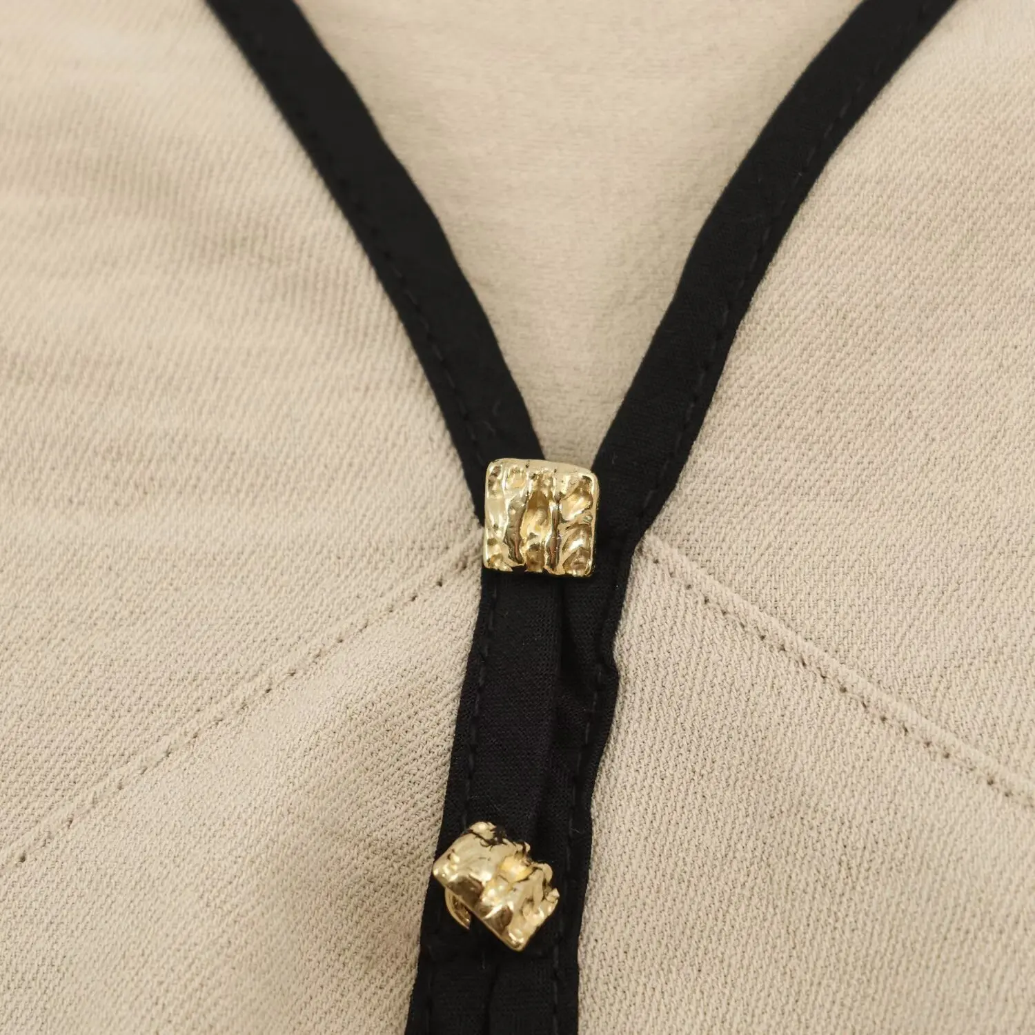 BSAY 2026 Sommer Neues Französisches Minimalistisches Damenkleid mit Kontrastbündchen Ärmellos Mehrlagig Tiefer V-Ausschnitt Zweiteiliges A-Linien-Midikleid – Detail 10